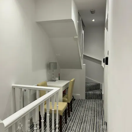 Barratt Street 3*