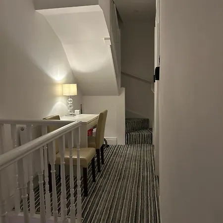 Barratt Street 3*